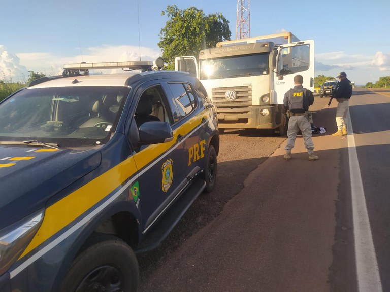 PRF recupera em Coxim (MS) caminhão de vítima de sequestro no MT