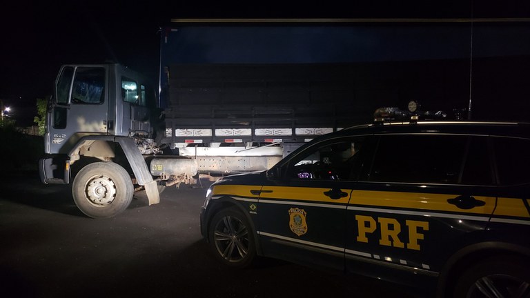 PRF-MG prende motorista e recupera caminhão com queixa de furto/roubo