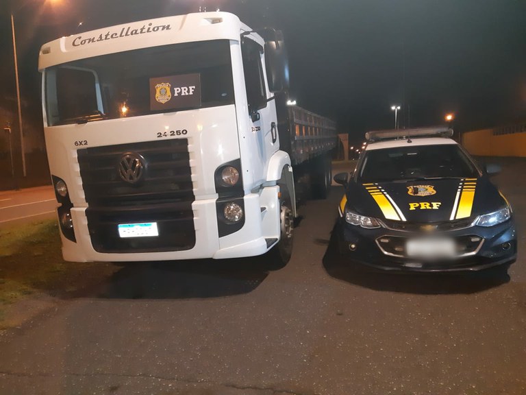 PRF de MG recupera caminhão furtado em São Pedro da Aldeia - RJ