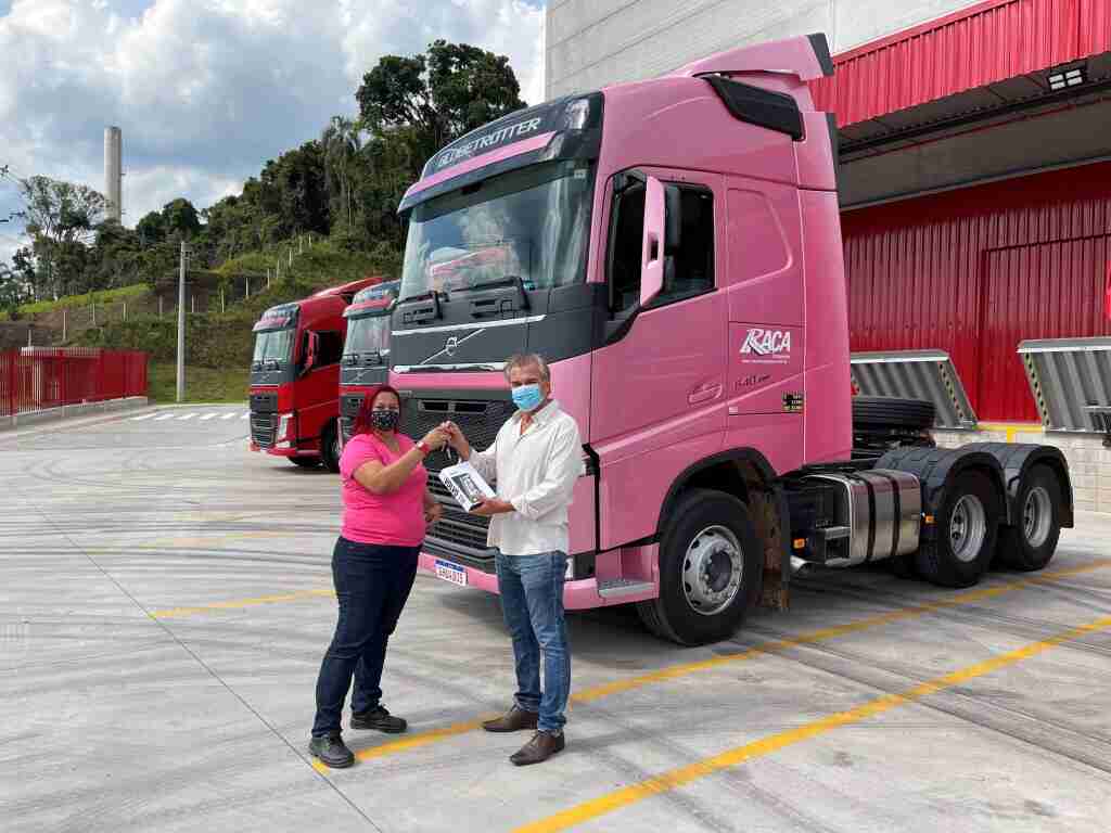 Raça Transportes intensifica programa de contratação de mulheres motoristas