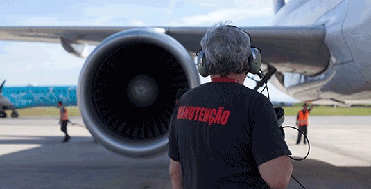 Como é feita e qual é a periodicidade de manutenção de um avião?