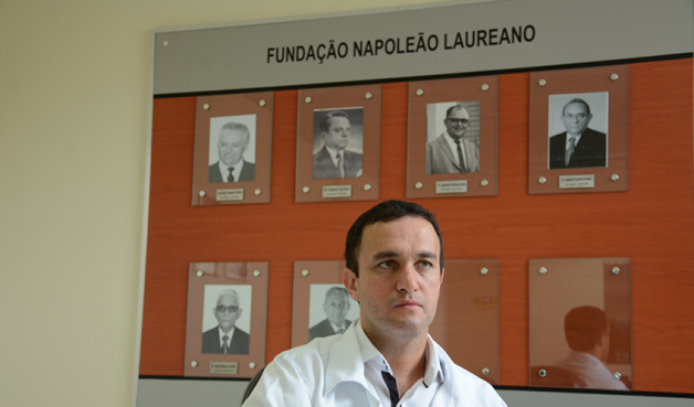 Médico brasileiro realiza cirurgia inovadora e freia Alzheimer em paciente